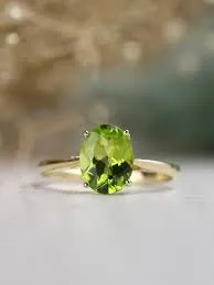 14kt gold Peridot Ring 6x4 oval