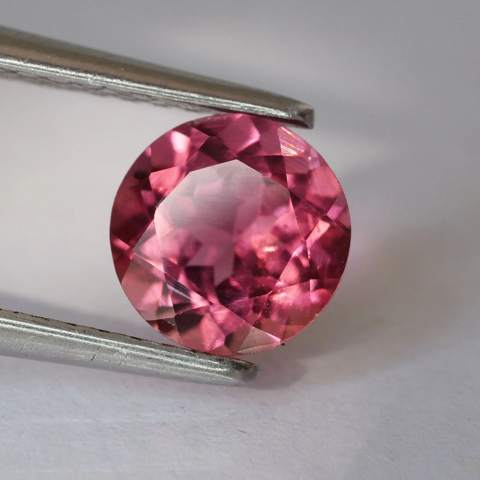 Tourmaline | orangish pink, round cut 6mm, VVS 0.9ct, Africa